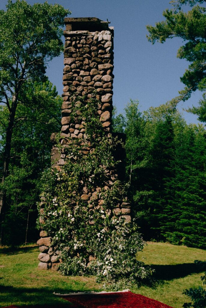 Fieldstone structure serves as backdrop for New York wedding ceremony